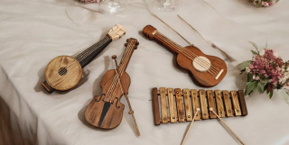 Komplet drewnianych instrumentów – skrzypce, gitara, banjo, cymbałki